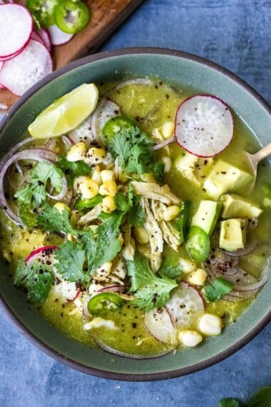 Pozole Verde的一种美味食谱 - 一种可口的墨西哥炖菜，由番茄，绿色辣椒，鸡肉和Hominy制成，上面撒上香菜，鳄梨和红洋葱。#Pozole