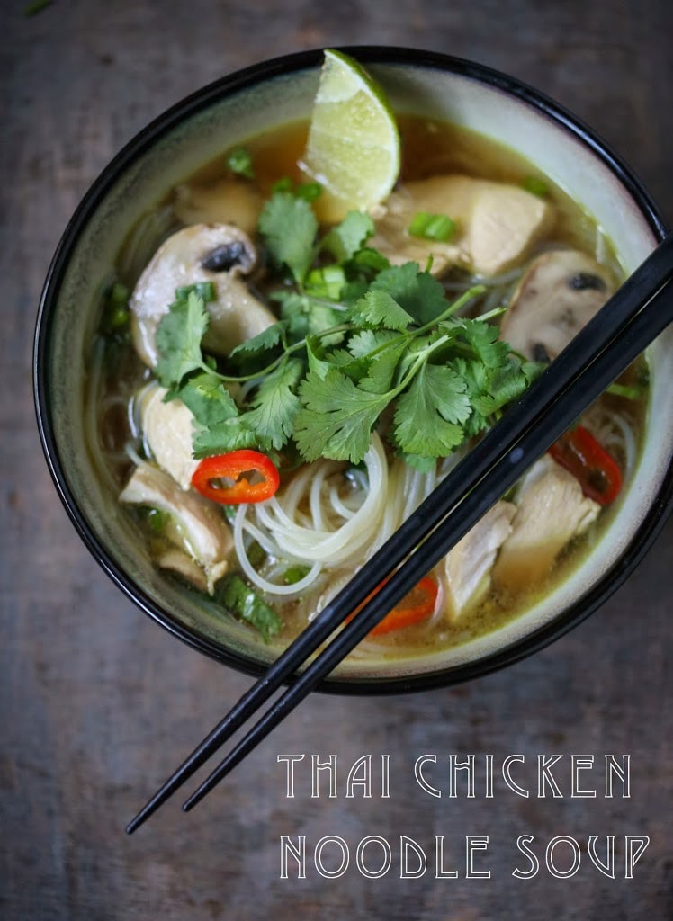 一碗蒸的泰国鸡肉面条汤注入了柠檬草和生姜。 A healthy, low fat, gluten-free meal, full of amazing Thai flavors! #thaisoup #chickensoup #thainoodlesoup #lemongrass #broth #brothysoup