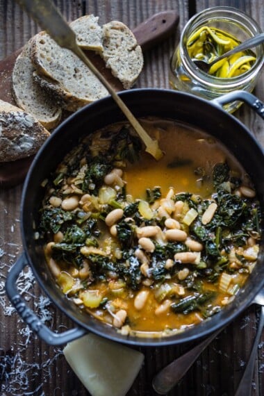 托斯卡纳豆汤食谱，称为Ribollita，由cannellini豆，Lacinato羽衣甘蓝和蔬菜制成，配以硬皮面包，淋上柠檬迷迭香大蒜油。|www.jnxcwzhs.com