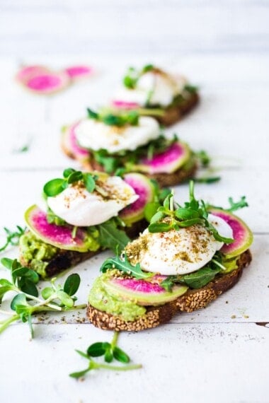 鳄梨烤面包烤鸡蛋，芝麻菜，萝卜和Zaatar香料！#avocadotoast #avocado #toast #krunch #breakfast