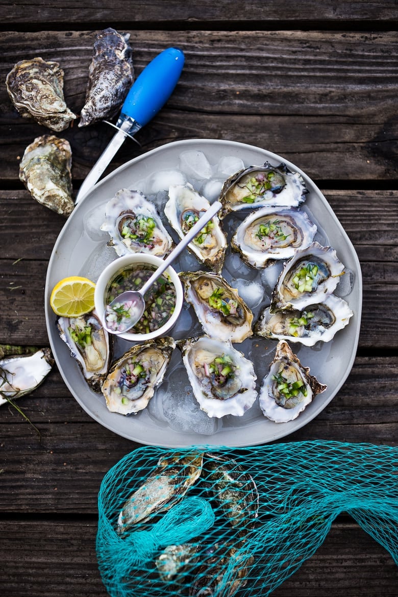 新鲜的牡蛎搭配芥末籽牛奶，带有黄瓜，葱和莳萝。|#oysters #appetizers #partyappetizers www.jnxcwzhs.com