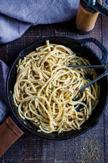 Cacio e Pepe的简单，美味的食谱 - 一种快速可口的 - 四个成分的意大利面食谱，可以与您最喜欢的时令蔬菜一起扔，并在20分钟内制成！ 