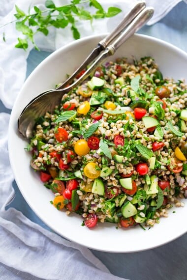 Farro Tabbouleh沙拉的简单美味食谱，里面装满了夏季蔬菜，草药和简单的柠檬调味料。素食！|www.jnxcwzhs.com