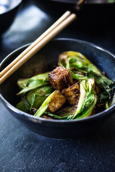 黑胡椒豆腐和bok choy-一种简单的健康豆腐搅拌，纯素食，可以在30分钟内制成！ Vegan and Gluten Free! #tofustirfry #tofustirfryreicpes #blackpeppertofu #vegan #healthystirfry #stirfry #tofu #bokchoy #veganstirfry