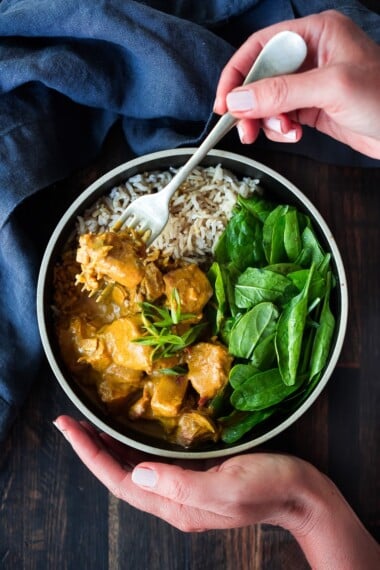 Instant Pot Tikka Masala，用鸡肉制成或纯素食奶油，鹰嘴豆和蔬菜。在Basmati大米上食用，或者，对于低碳水化合物的古版本，将其放在一碗婴儿菠菜上！#paleo #healthy #tikkamasala #weeknightdinner #instantpottikkamasala #instantpot #chickentikkamasala #chickentikkamasala #vegetariantikkamasala #vegan #instantpotchicke必威app手机下载版n