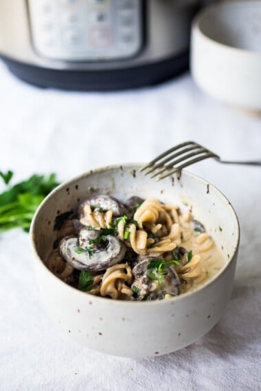 Instant Pot Mushroom Stroganoff-简单，简单的素食晚餐晚餐，奶油，丰盛，充满美味的深度和风味！ Vegan Adaptable! #vegetarian #stroganoff #mushroompasta #veganpasta #instantpotrecipes #instantpot #healthtypasta