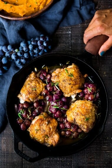 泛烤鸡和葡萄的美味食谱。 Chicken thighs are pan-seared in a skillet,  then baked in the oven with grapes and shallots. A fast and simple weeknight dinner.