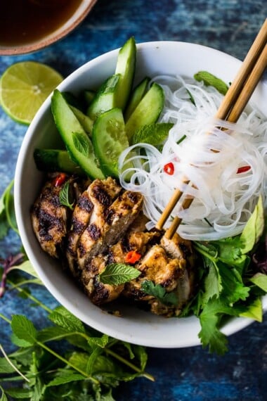 烤柠檬草鸡肉爆裂了越南风味。在越南米饭面（Bun Ga nuong）中使用此或自己的米。惊人的味道！#lemongrasschicken #vietnamesechicken #grilledchicken #lemongrass #lemongrassmarinade #vietnamesenoodlebowl