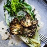 烤罗梅（Romaine）配上梅塔克蘑菇（Maitake蘑菇）和毛茸茸的凯撒（Caesar）调味料 - 日本风格的凯撒沙拉（Caesar Salad），在20分钟内融合在一起！#keto #caesar #grilledromaine #grilledromainehearts #grilledromainecaesar