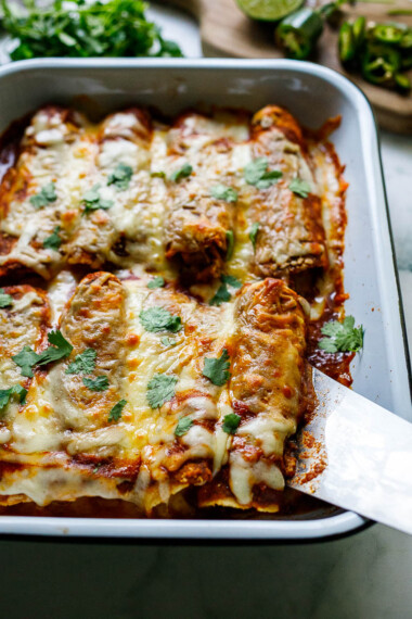 用最简单的成分制成的简单鸡玉米粉圆角。  With just a few minutes of assembly time, bake it for 20 minutes, and dinner is ready. Everyone is happy! 