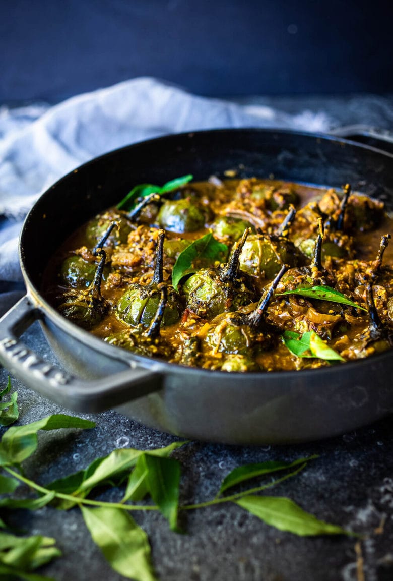 一种可轻轻地煮在芬芳的masala酱中的Brinjal Curry（印度茄子）的美味食谱。搭配印度风格的basmati大米和naan面包，可提供美味的素食或纯素食。 #brinjal #curryeggplant #indianeggplant #brinjalcurry