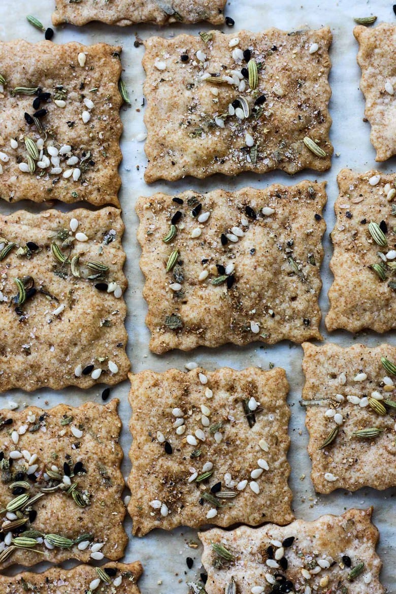 如何从Sourdough丢弃或起动器中制作自制饼干。 A quick, easy and adaptable recipe.  These crackers are crisp, tangy and incredibly addicting! #sourdough #discard #crackers #crackersrecipe