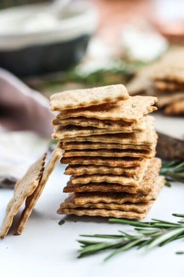 如何从Sourdough丢弃或起动器中制作自制饼干。 A quick, easy and adaptable recipe.  These crackers are crisp, tangy and incredibly addicting! #sourdough #discard #crackers #crackersrecipe