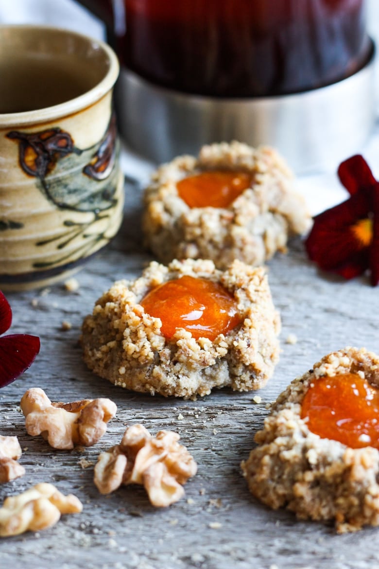 指纹饼干是假期的完美享受。 A melt in your mouth rustic thumbprint cookie with rye, toasty walnuts, cardamom and tangy apricot jam-  a perfect balance of flavors, decadent and lightly sweet with a satisfying crunch. #thumbprintcookies