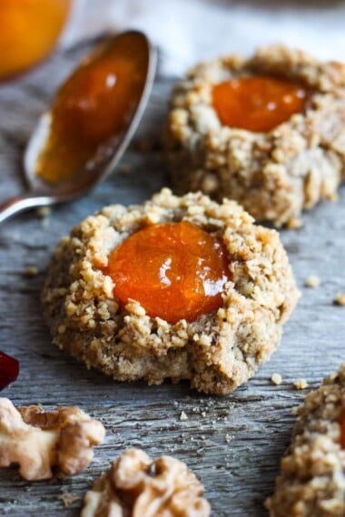 指纹饼干是假期的完美享受。 A melt in your mouth rustic thumbprint cookie with rye, toasty walnuts, cardamom and tangy apricot jam-  a perfect balance of flavors, decadent and lightly sweet with a satisfying crunch. #thumbprintcookies