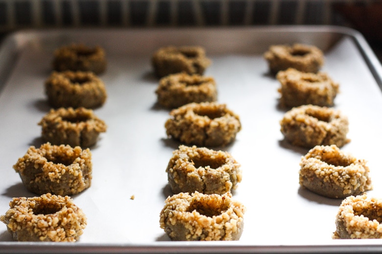 指纹饼干是假期的完美享受。 A melt in your mouth rustic thumbprint cookie with rye, toasty walnuts, cardamom and tangy apricot jam-  a perfect balance of flavors, decadent and lightly sweet with a satisfying crunch. #thumbprintcookies