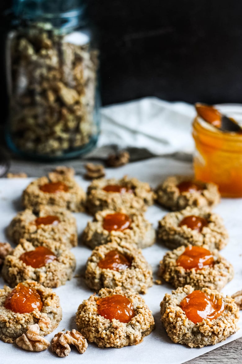 指纹饼干是假期的完美享受。 A melt in your mouth rustic thumbprint cookie with rye, toasty walnuts, cardamom and tangy apricot jam-  a perfect balance of flavors, decadent and lightly sweet with a satisfying crunch. #thumbprintcookies