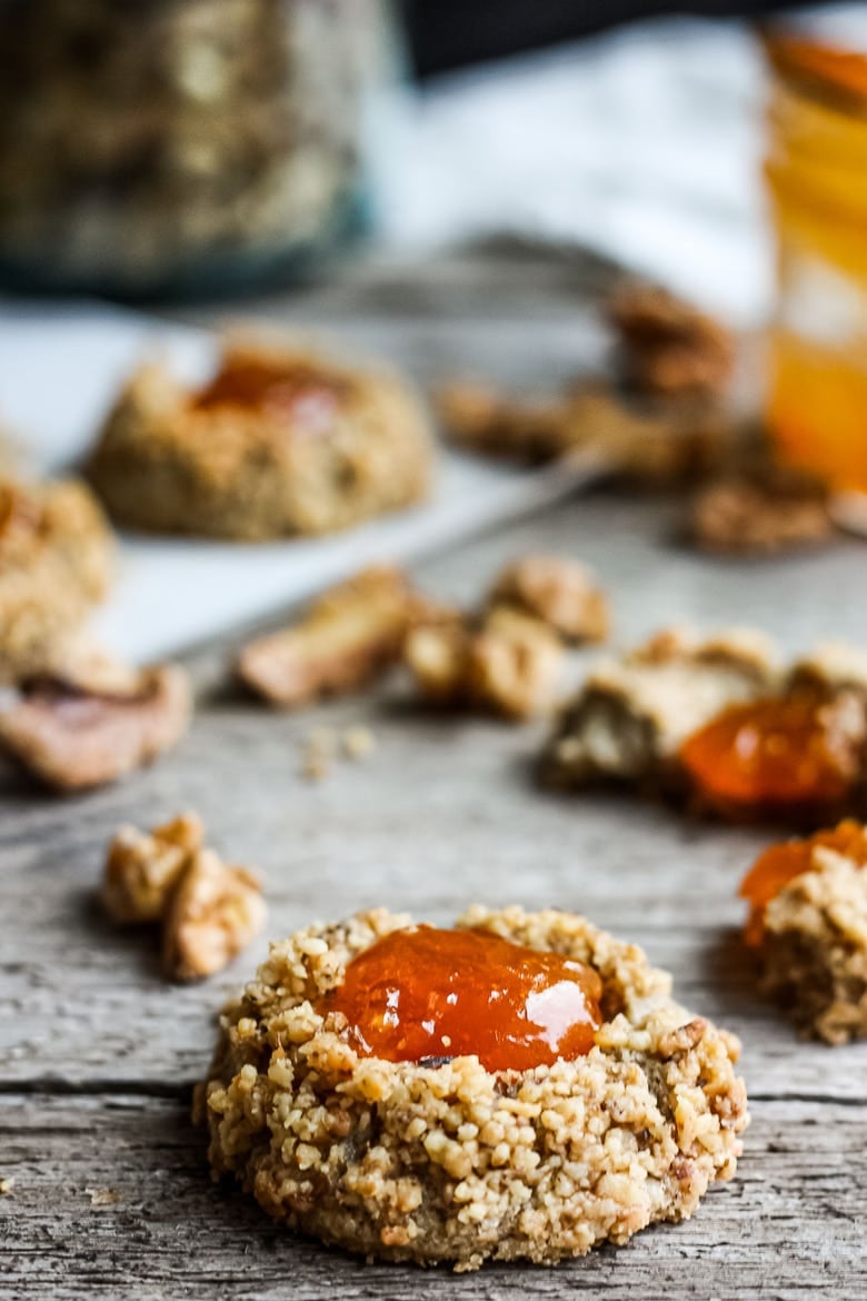 指纹饼干是假期的完美享受。 A melt in your mouth rustic thumbprint cookie with rye, toasty walnuts, cardamom and tangy apricot jam-  a perfect balance of flavors, decadent and lightly sweet with a satisfying crunch. #thumbprintcookies