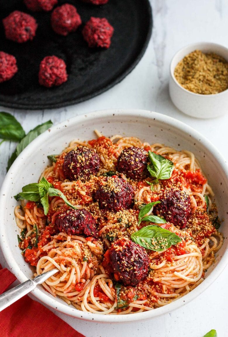 素食主义者意大利面条和甜菜球！ A beautiful twist on the comforting familiar classic.  Beets, black beans, walnuts and basil make these plant-based meatballs scrumptious and so satisfying.  Top with an easy rustic tomato sauce for a meal the whole family will love! #vegan #veganmeatballs #beetballs #spaghetti #veganspaghetti