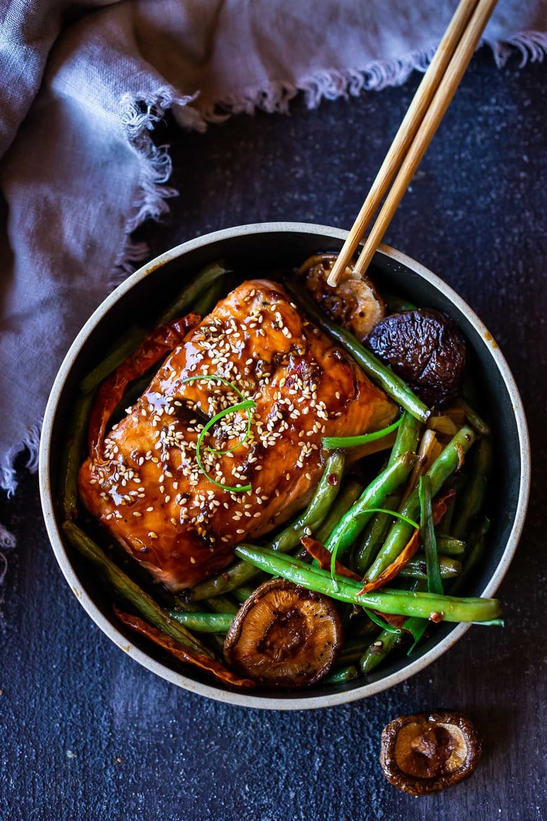 美味的食谱Forn薄片Szechuan鲑鱼，葱在烤箱中烘烤的葱绿豆，可以在30分钟内制成。美味的健康工作日晚餐！#szechuan #salmon #sheetpandinner