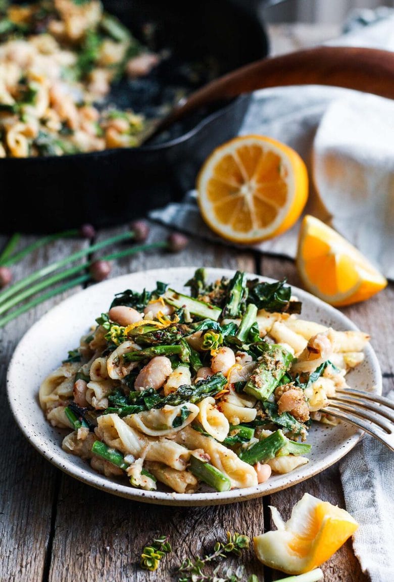 烧焦的芦笋羽衣甘蓝意大利面，配以奶油Cannellini豆韭菜酱。 This healthy, spring, vegan pasta recipe comes together in less than 30 minutes! #veganpasta #pasta #springpasta #asparaguspasta