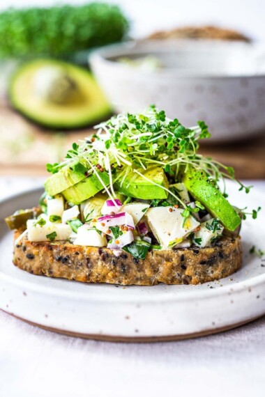 This Vegan Tuna Salad is made with hearts of palm, red onion, pickle & fresh herbs. A delicious vegan alternative, and made without chickpeas.