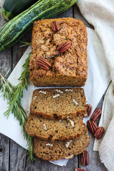 这种健康的西葫芦面包嫩嫩且充满风味。 Made with whole wheat flour and coconut sugar with a touch of orange and rosemary, packing a whole pound of zucchini in one loaf!