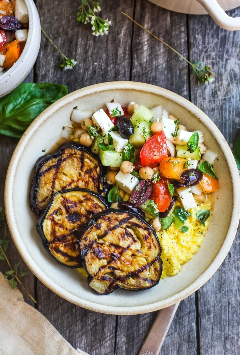 烤茄子，搭配新鲜的希腊美味和奶油玉米粥。 An easy and healthy meatless dinner.  Vegan adaptable and gluten-free.