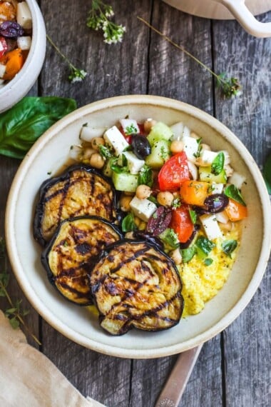 烤茄子，搭配新鲜的希腊美味和奶油玉米粥。 An easy and healthy meatless dinner.  Vegan adaptable and gluten-free.