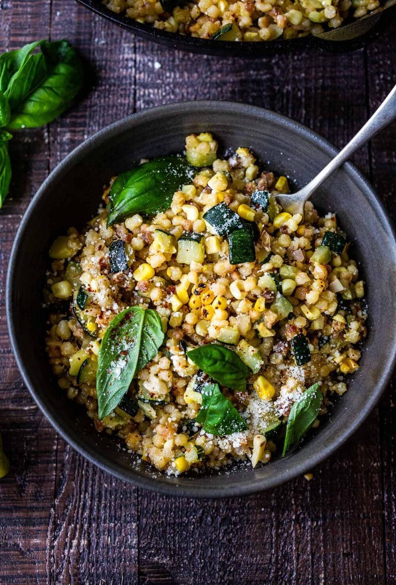 弗雷格拉（Fregola）配玉米，西葫芦和罗勒（Basil），撒上佩科里诺（Pecorino）。一顿快速，轻松的意大利风味餐，在30分钟内融合在一起。