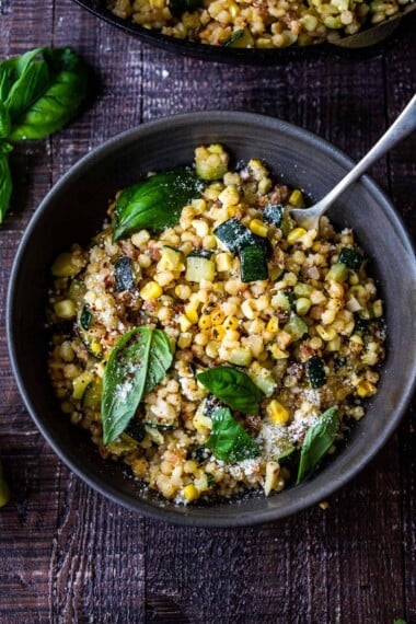 弗雷格拉（Fregola）配玉米，西葫芦和罗勒（Basil），上面撒上佩科里诺（Pecorino）。一顿快速，简单的意大利风味餐，在30分钟内融合在一起。