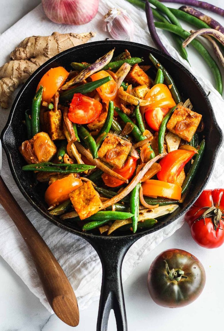 绿豆和豆腐搅拌炸满了紧缩和风味。  Spiced up with red curry paste, shallots, ginger and lemongrass for a quick, savory Thai-inspired meal.   Vegan and GF.