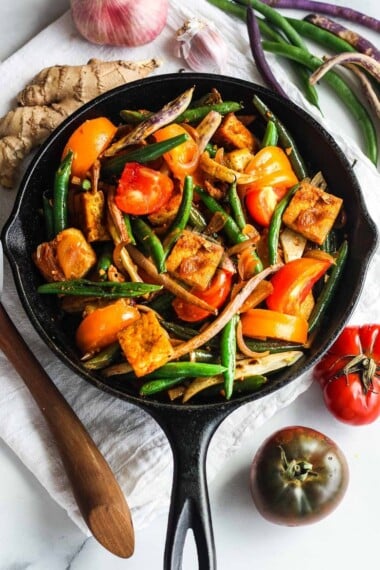 绿豆和豆腐搅拌炸满了紧缩和风味。  Spiced up with red curry paste, shallots, ginger and lemongrass for a quick, savory Thai-inspired meal.   Vegan and GF.