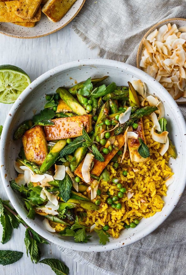 美味的椰子饭碗健康且适应能力！ Curried jasmine rice cooked in coconut milk and topped with tofu or your choice of protein and seasonal vegetables.  All tossed with a simple, flavorful sauce, fresh cilantro, mint and toasted coconut flakes.