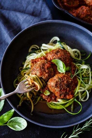 这些美味的意大利肉丸充满了新鲜的草药和咸味。 Fast and easy they can be made in 30 minutes. Serve them with zucchini noodles, roasted spaghetti squash, pasta, creamy polenta or in a roll. Low-carb, keto and gluten-free.