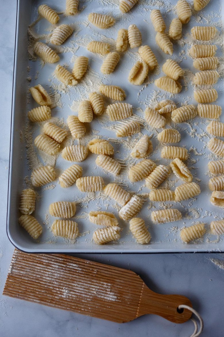 锅上的新鲜gnocchi。