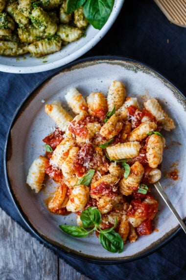 自制马铃薯gnocchi！只有四种简单的成分会导致最梦幻的小饺子。这些喜悦的小枕头易于制作，比商店购买的枕头更美味。从烘焙和炒到煮熟，您都可以找到很多使用它们的方法！