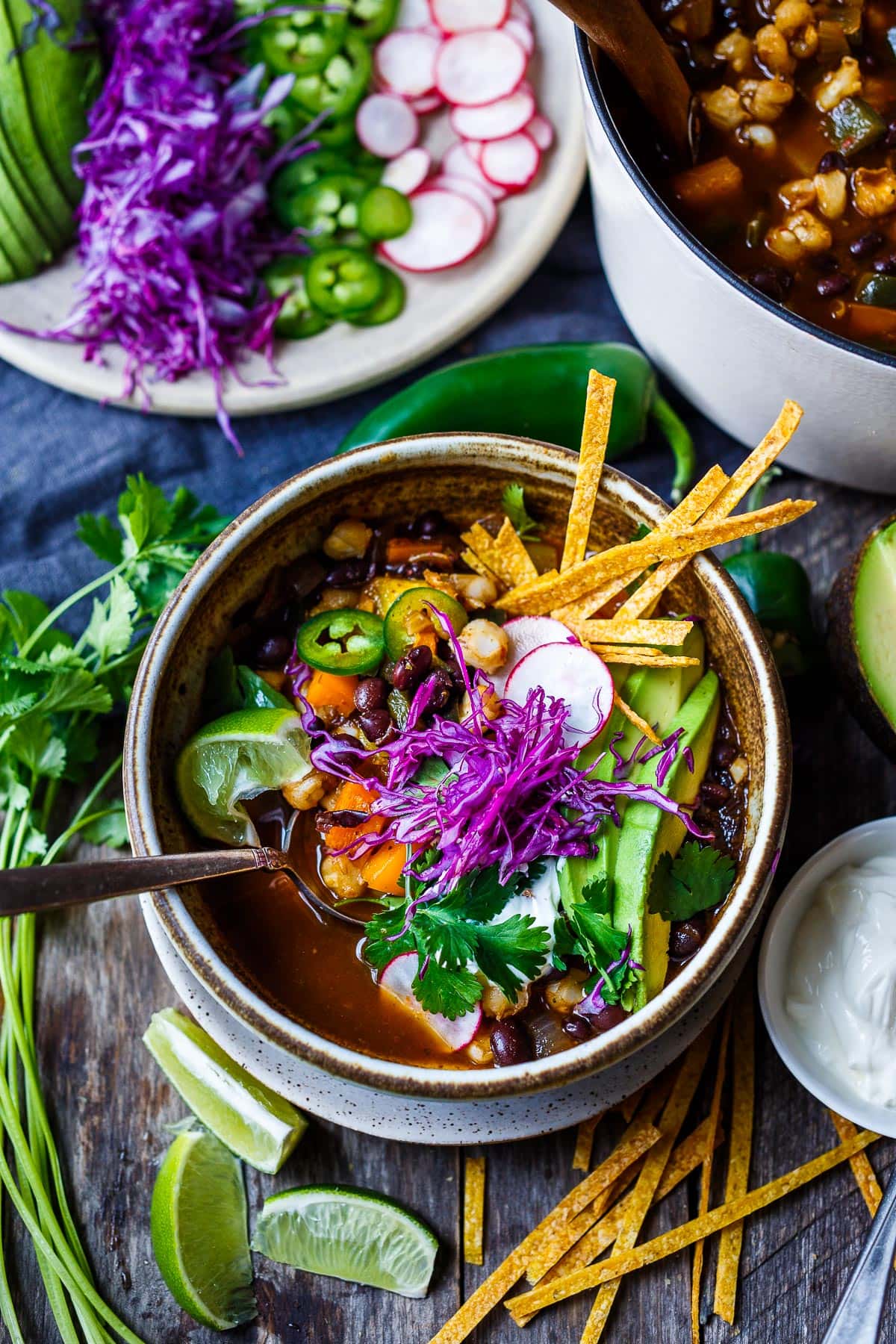 在碗里和所有浇头的碗中，五颜六色，素食的素食pozole。