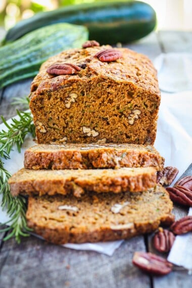 这种健康健康的西葫芦面包嫩嫩，充满风味。 Made with whole wheat pastry flour and coconut sugar with a touch of orange and rosemary, packing a whole pound of zucchini in one loaf!